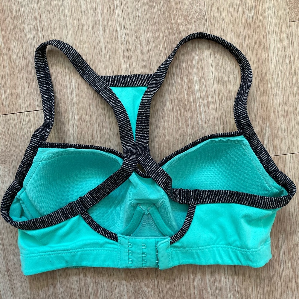 Victoria’s Secret Sports Bra size 32D - Picture 2 of 5